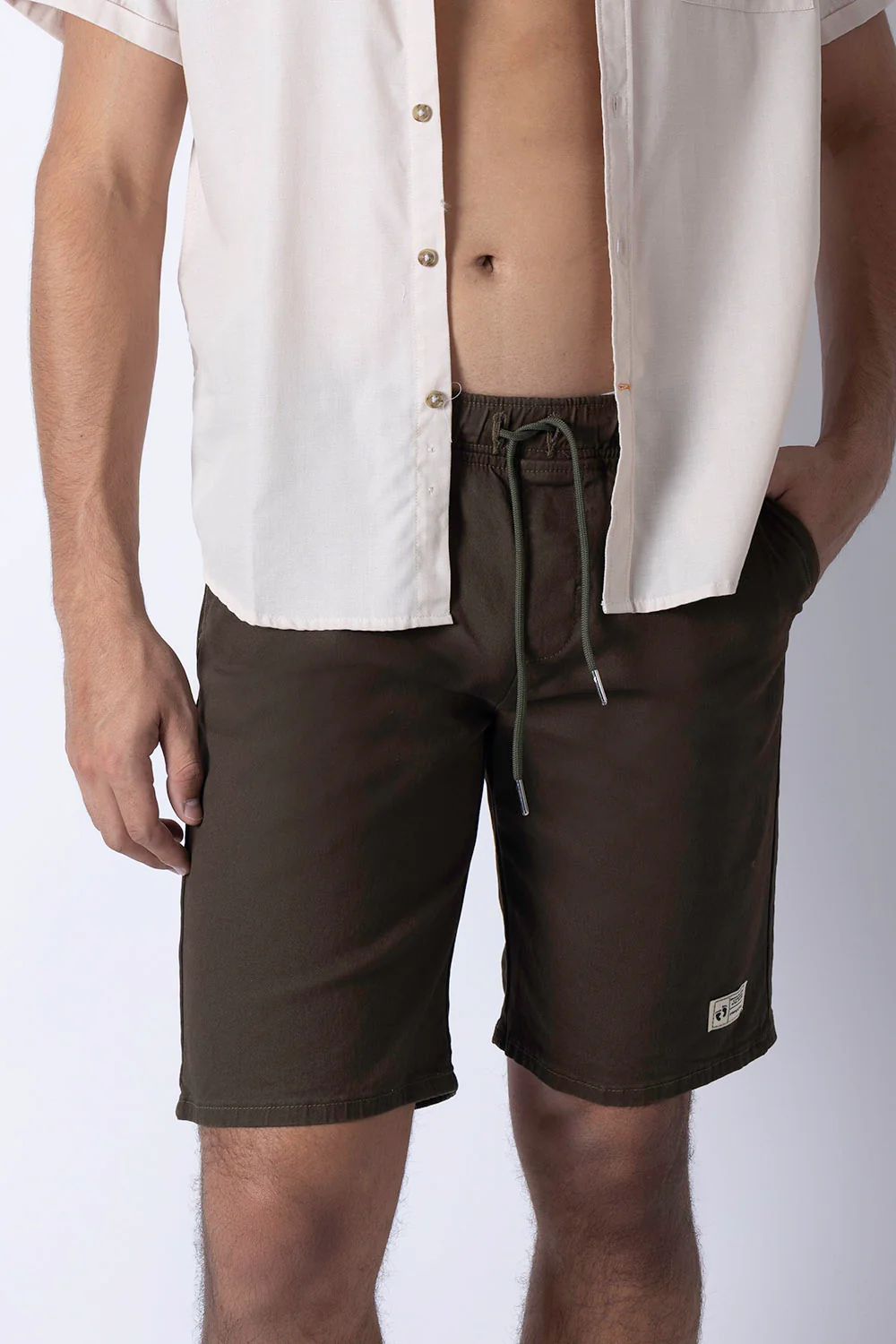 Bermuda casual verde musgo con jareta - Imagen 3