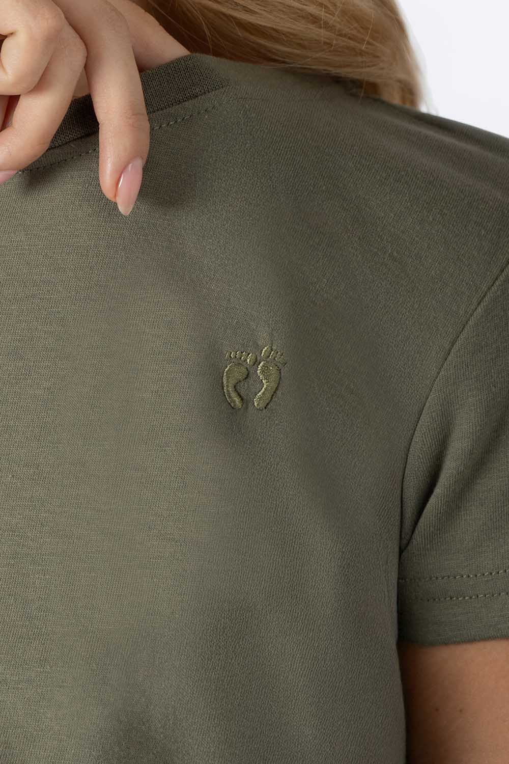 Playera básica cuello redondo verde oliva - Imagen 3