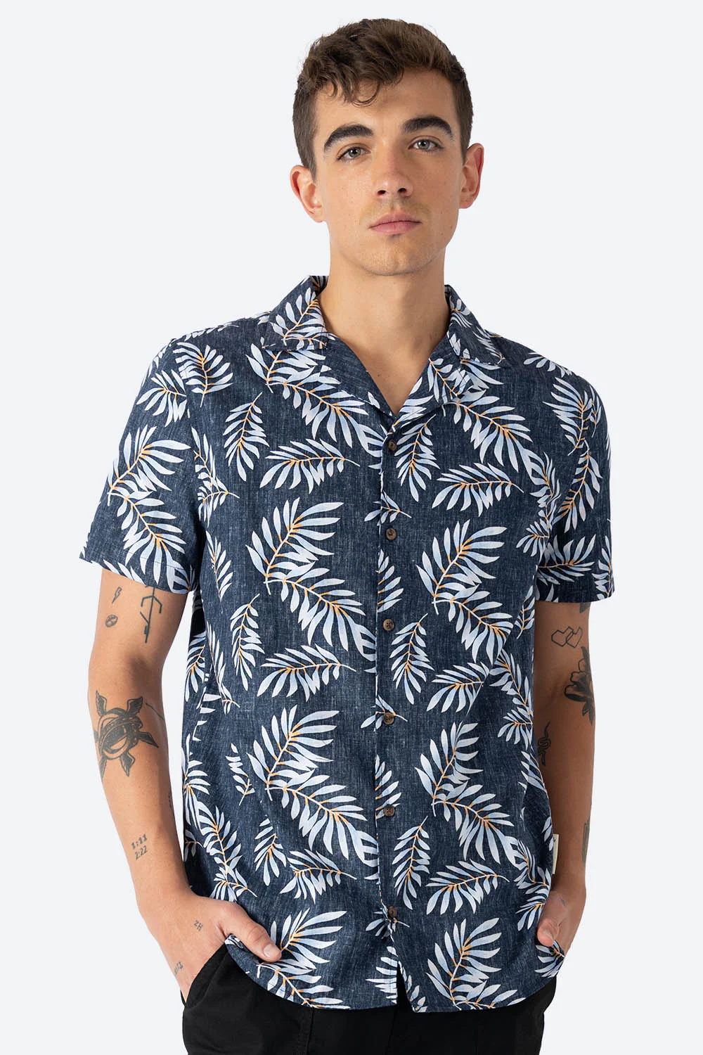 Camisa azul estampado hojas