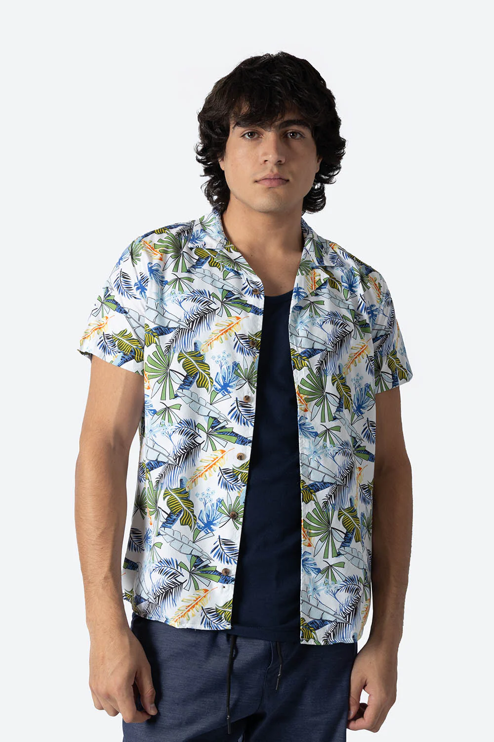 Camisa blanca diseño de hojas