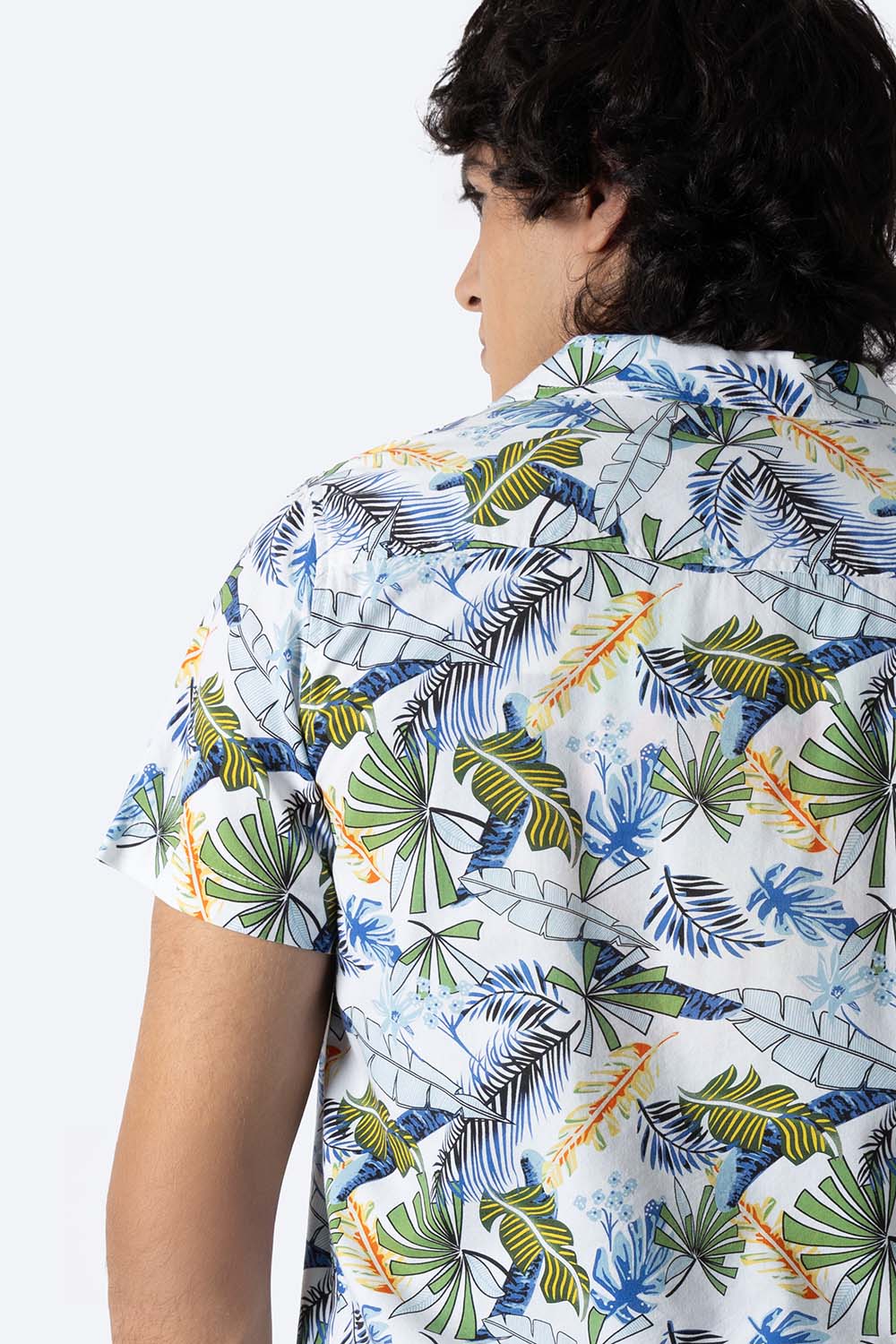 Camisa blanca diseño de hojas - Imagen 3