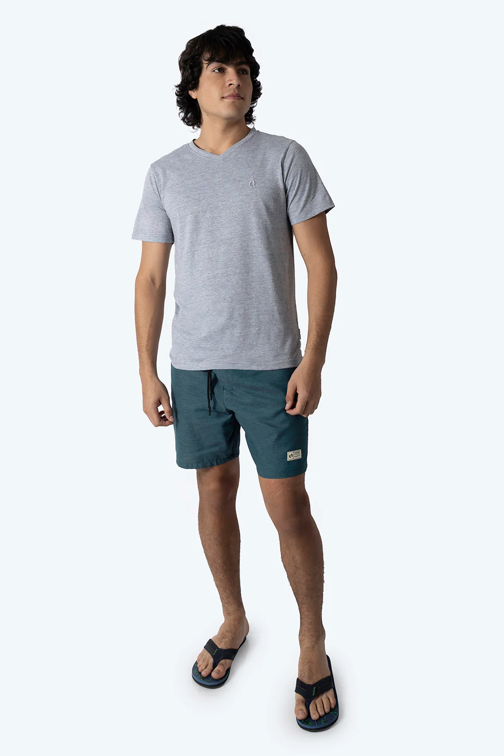 Playera básica cuello v gris - Imagen 4