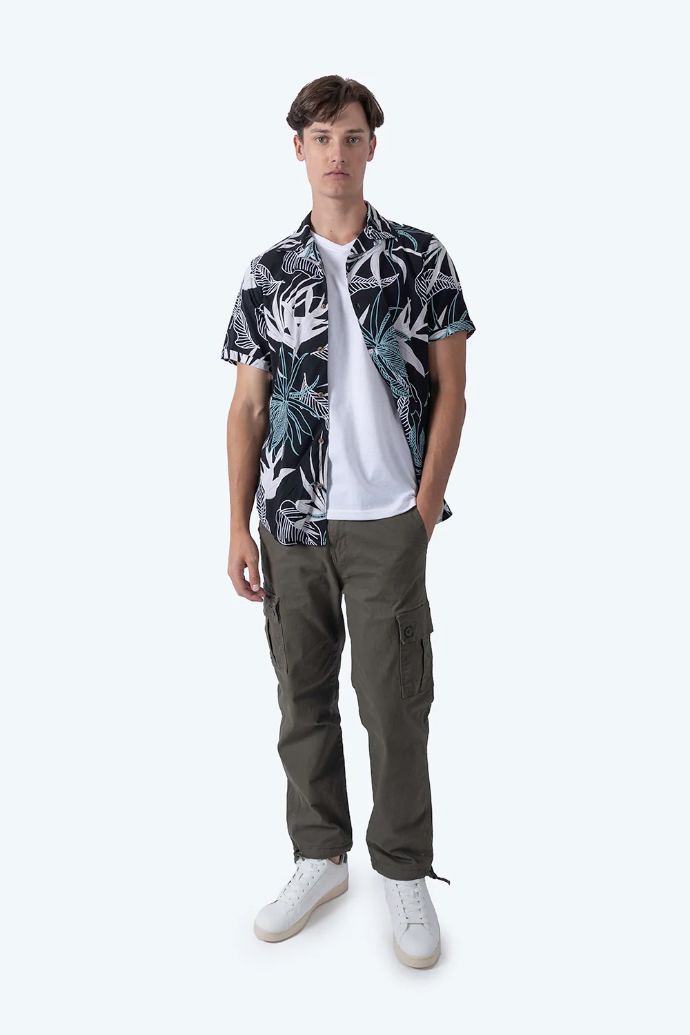 Camisa negra con estampado de hojas - Imagen 4