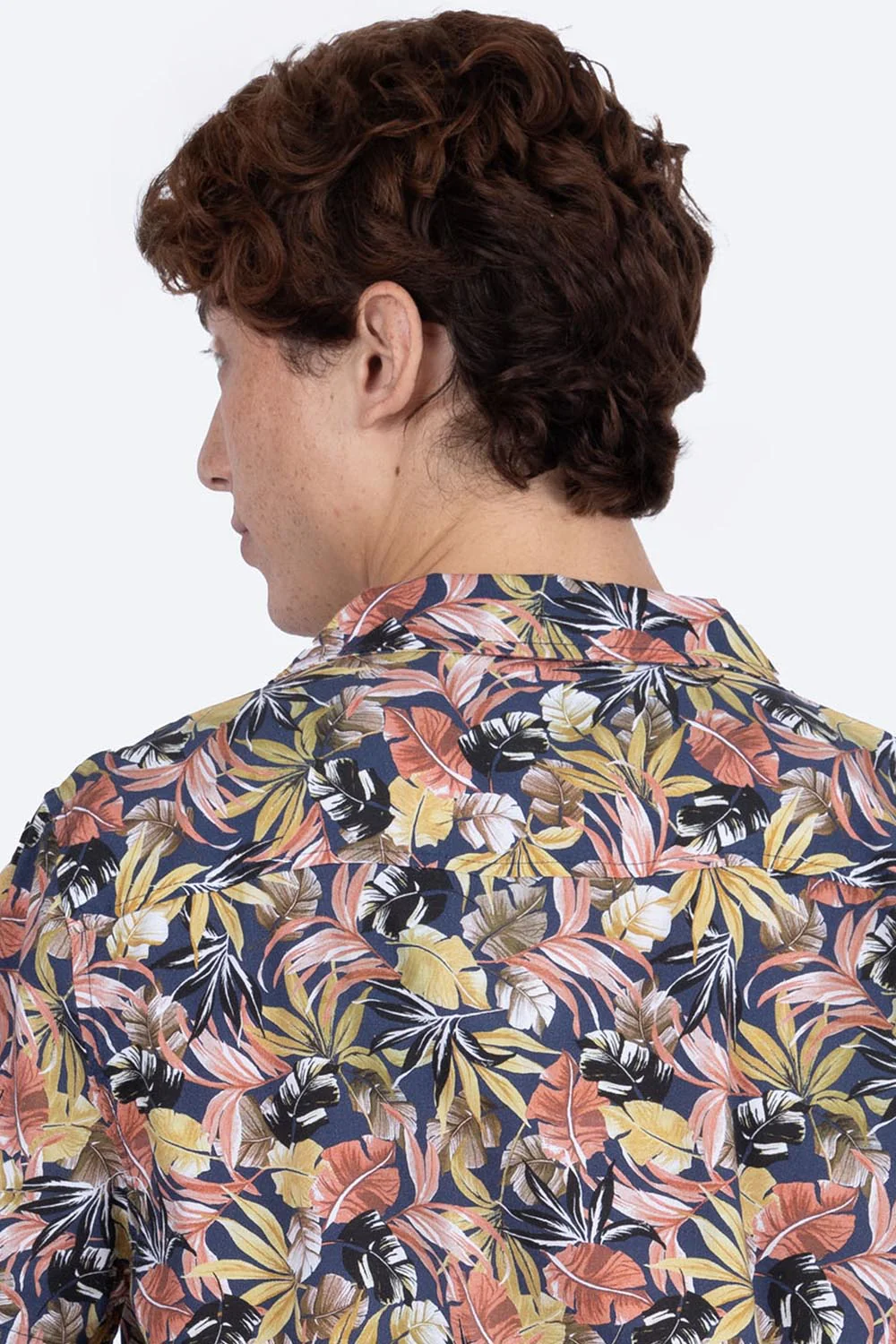 Camisa diseño de hojas café con naranja - Imagen 3