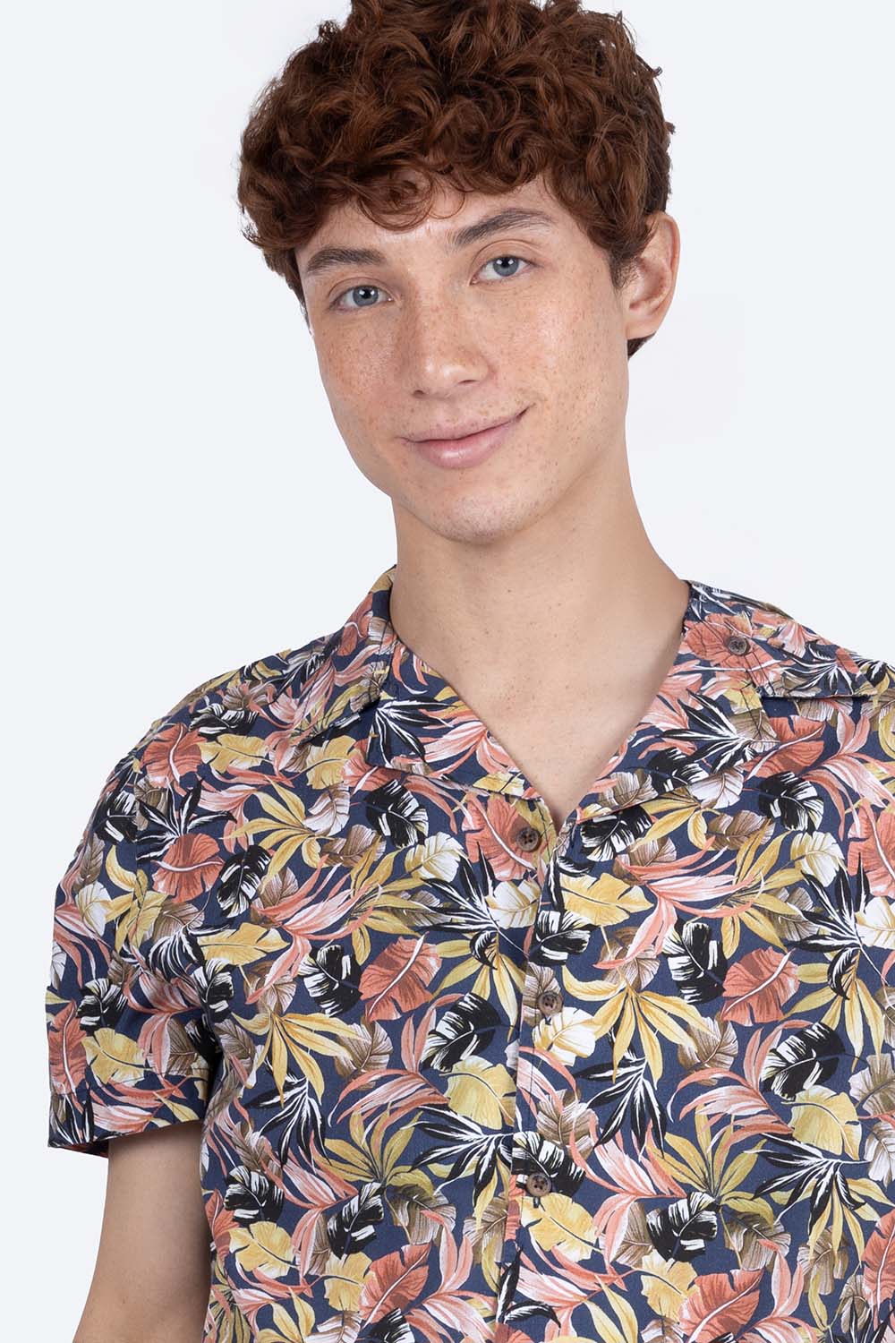 Camisa diseño de hojas café con naranja - Imagen 2