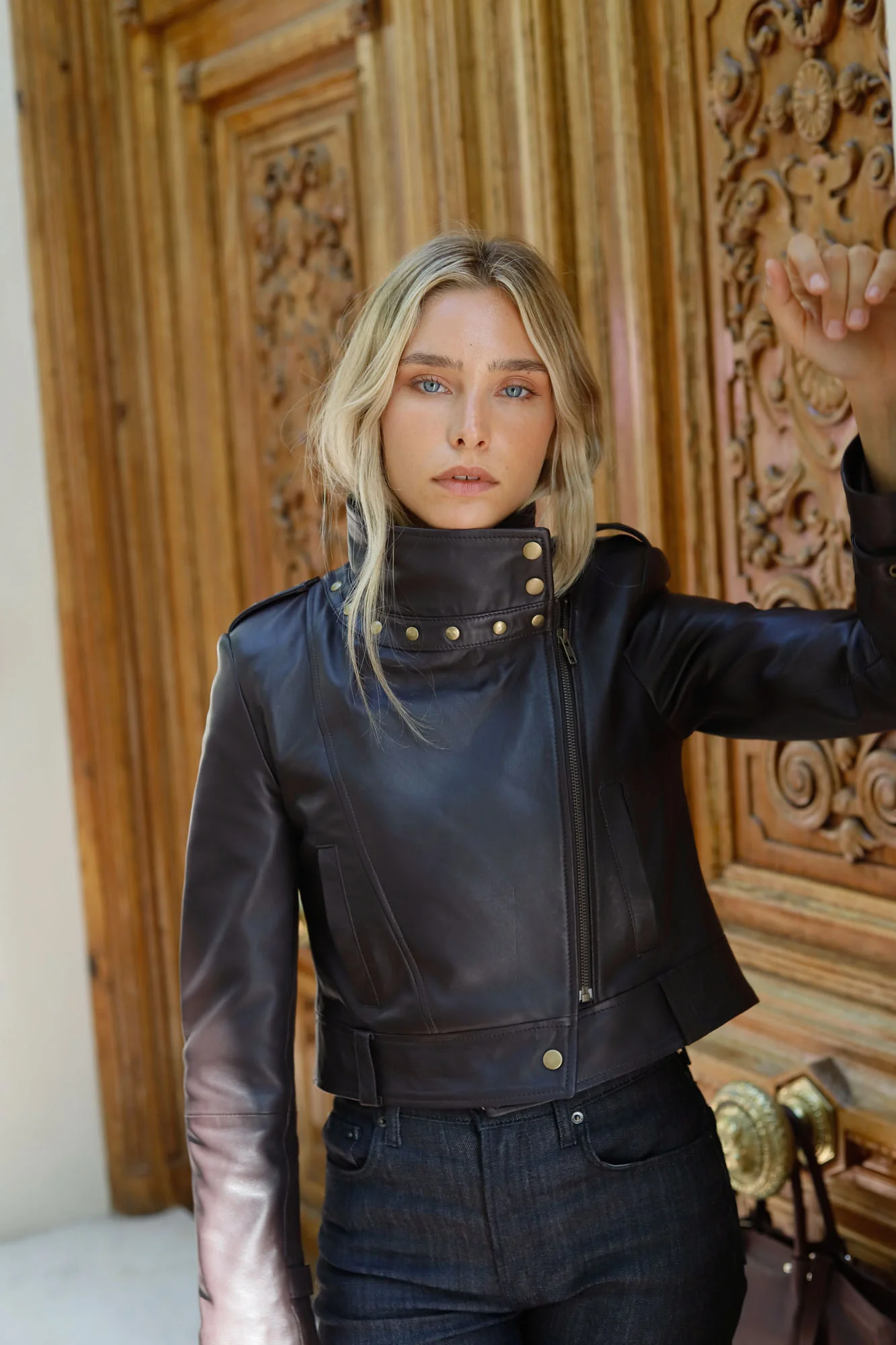 CHAQUETA BIKER TACHAS CHOCOLATE - Imagen 4