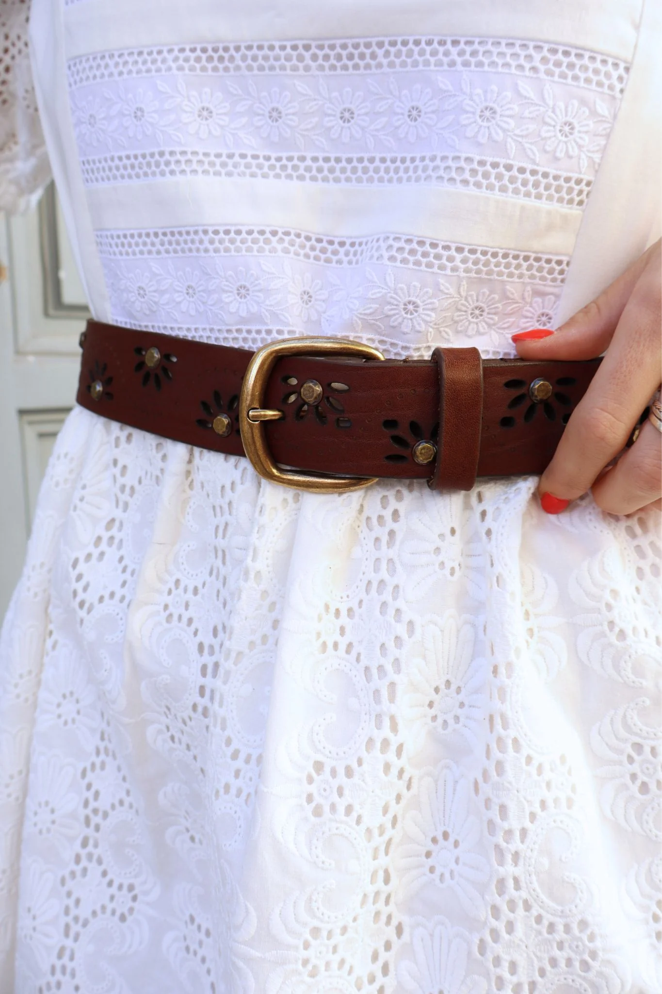 CINTURON FLOR TACHAS CUERO - Imagen 3