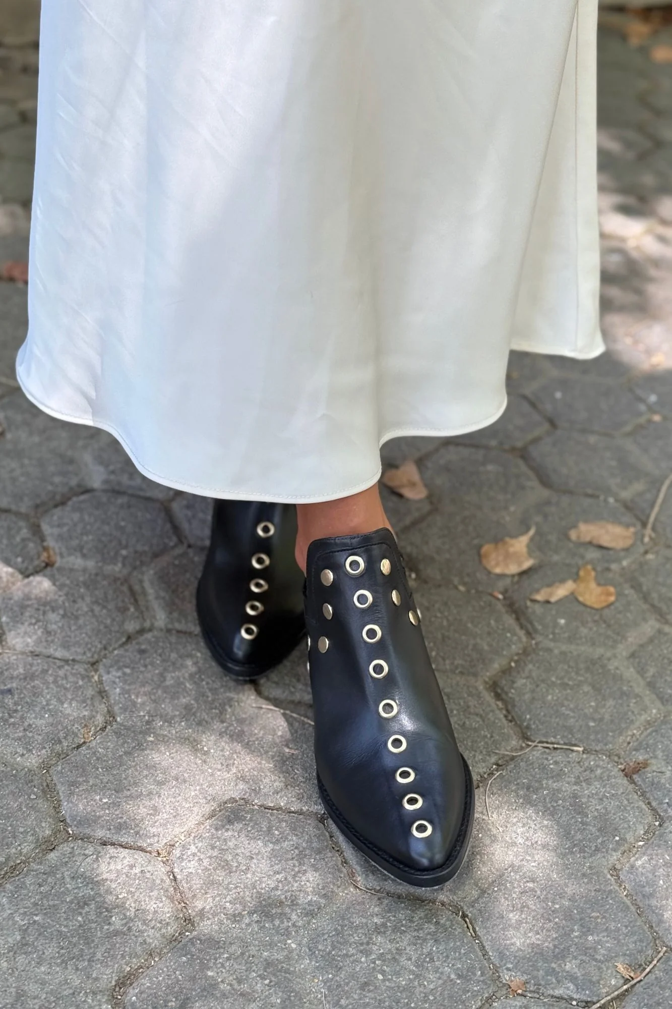 PUNKY BOOTS NEGRAS TACHAS ORO 4CM - Imagen 4